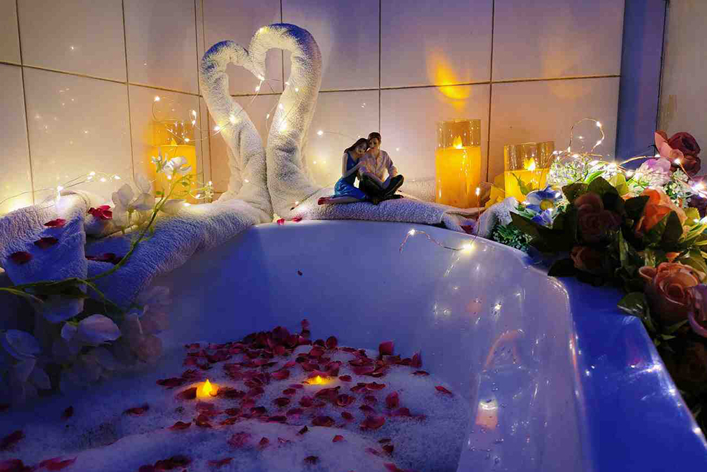 Decorated Bathtub with Romantic Couple Room